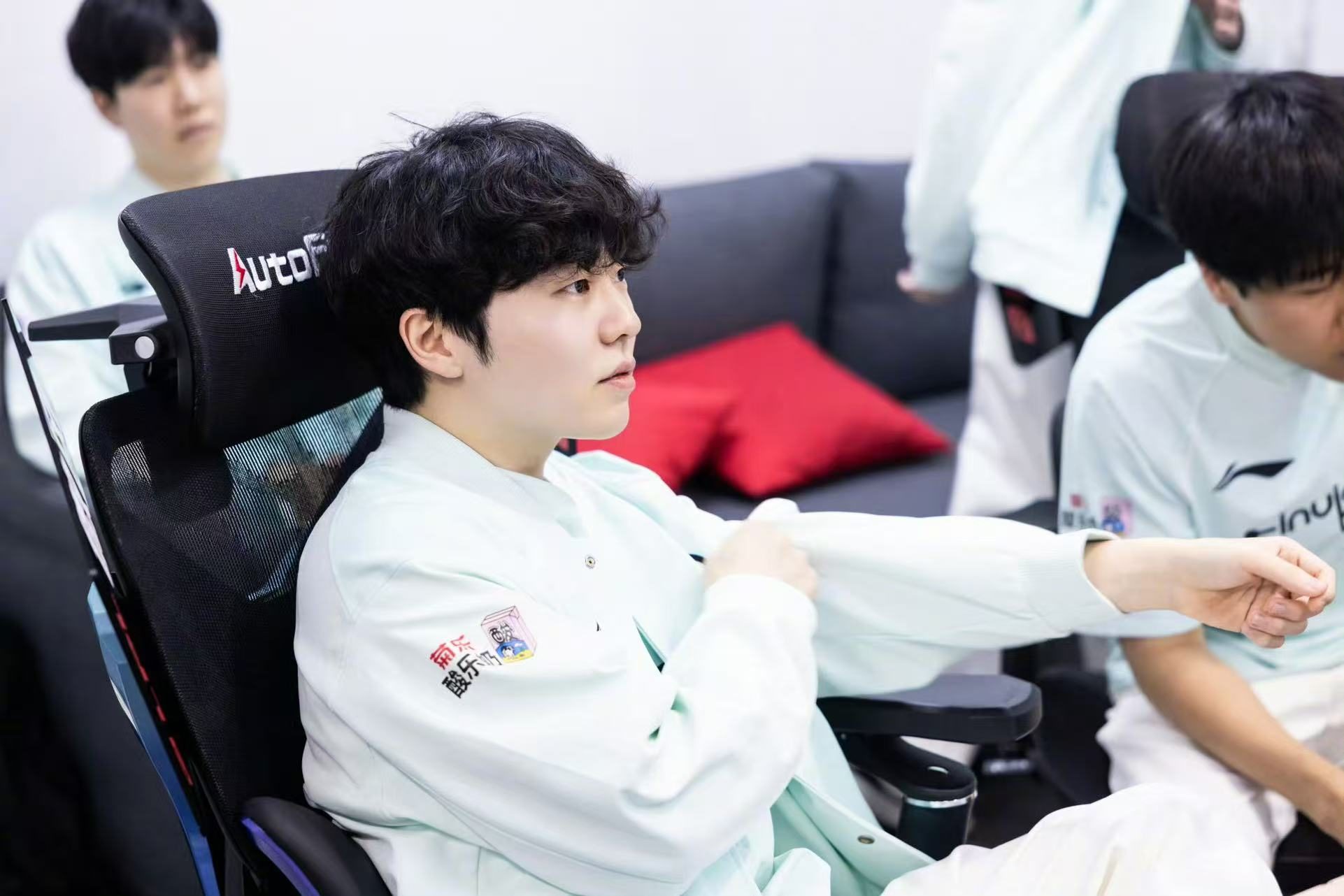 竞技宝-Rookie回归赛场，比分优势明显首场状态亮眼，G2观众沸腾！的简单介绍